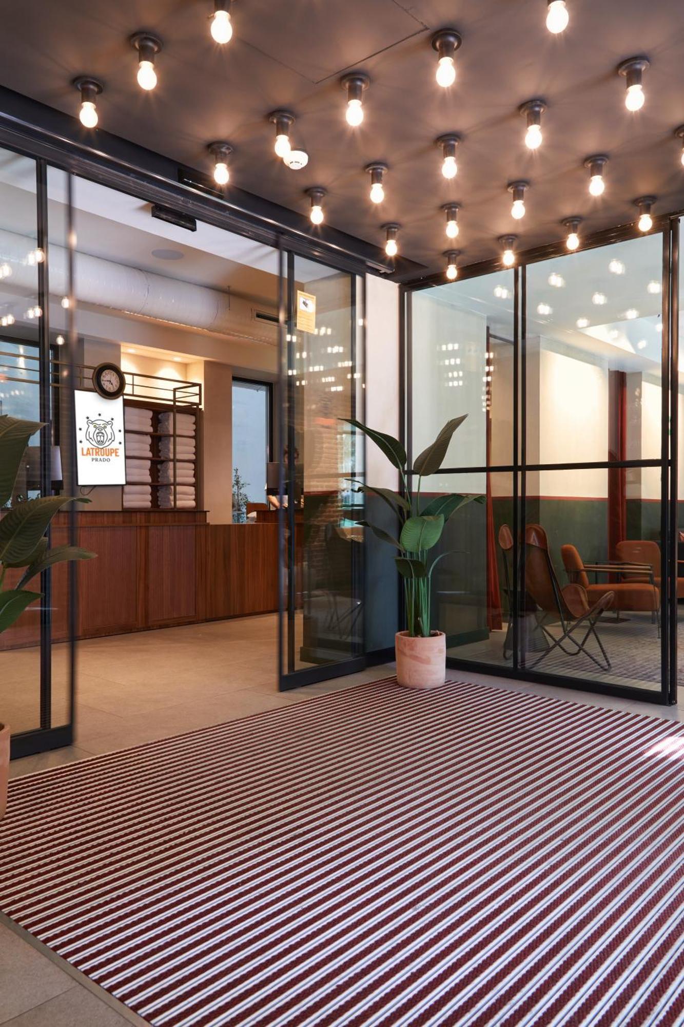Latroupe Prado Hostel مدريد المظهر الخارجي الصورة